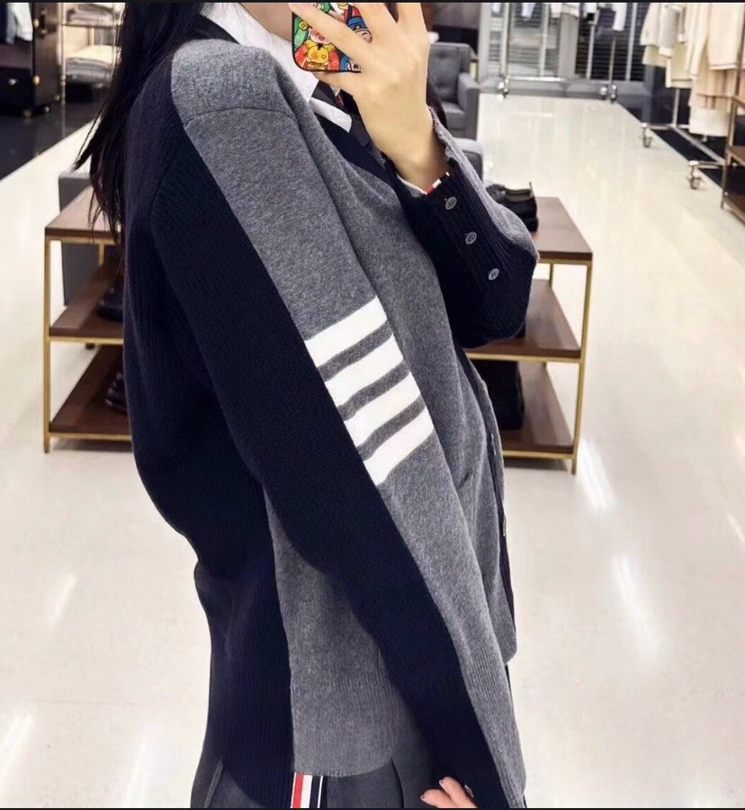 THOM BROWNE 汤姆布朗 TB正确版前后双组织拼色五扣开衫，男女同款情侣款开衫\n码数：1-4 
