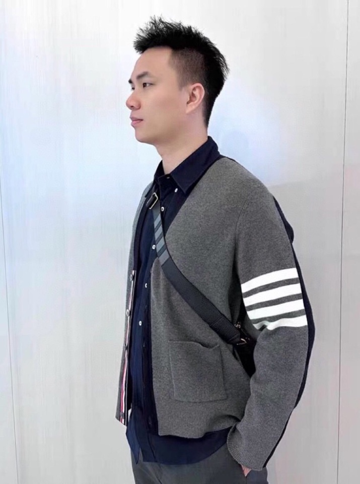 THOM BROWNE 汤姆布朗 TB正确版前后双组织拼色五扣开衫，男女同款情侣款开衫\n码数：1-4 