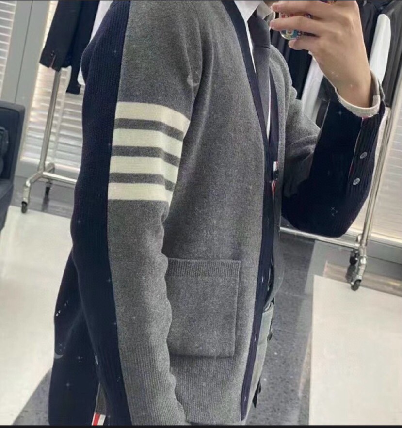 THOM BROWNE 汤姆布朗 TB正确版前后双组织拼色五扣开衫，男女同款情侣款开衫\n码数：1-4 