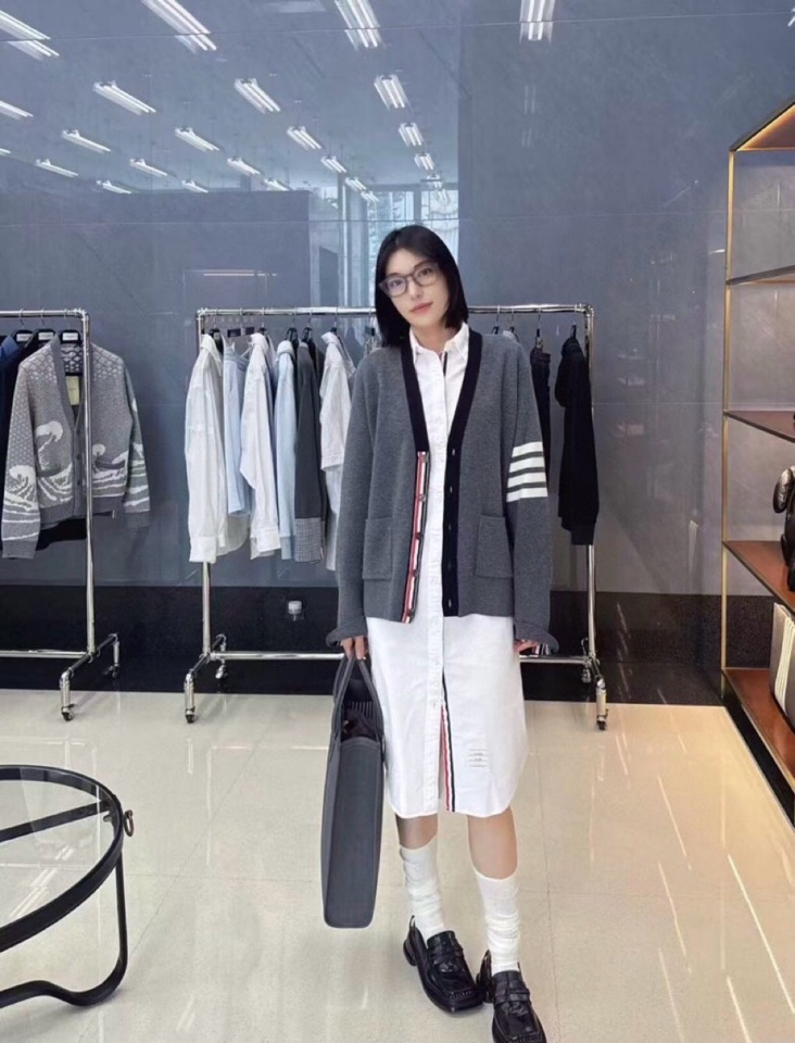 THOM BROWNE 汤姆布朗 TB正确版前后双组织拼色五扣开衫，男女同款情侣款开衫\n码数：1-4 