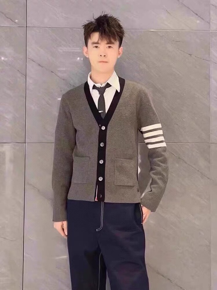 THOM BROWNE 汤姆布朗 TB正确版前后双组织拼色五扣开衫，男女同款情侣款开衫\n码数：1-4 