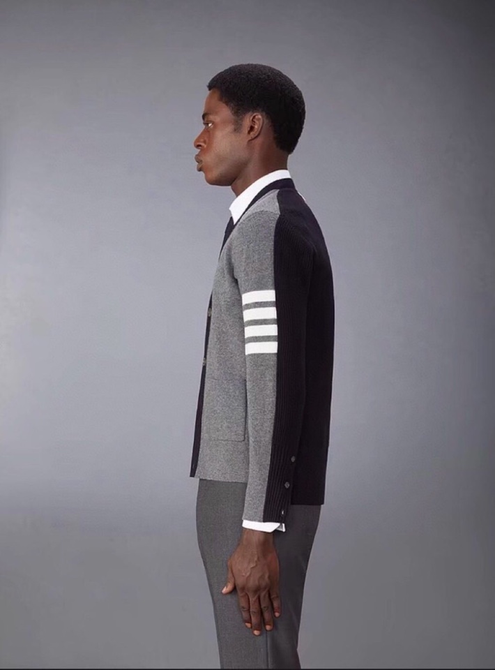 THOM BROWNE 汤姆布朗 TB正确版前后双组织拼色五扣开衫，男女同款情侣款开衫\n码数：1-4 