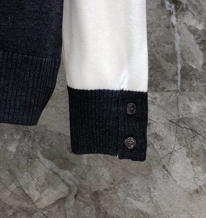 THOM BROWNE 汤姆布朗 TB\n双毛灰白拼色五扣开衫，男女同款情侣款\n码数：1-4 颜色：拼