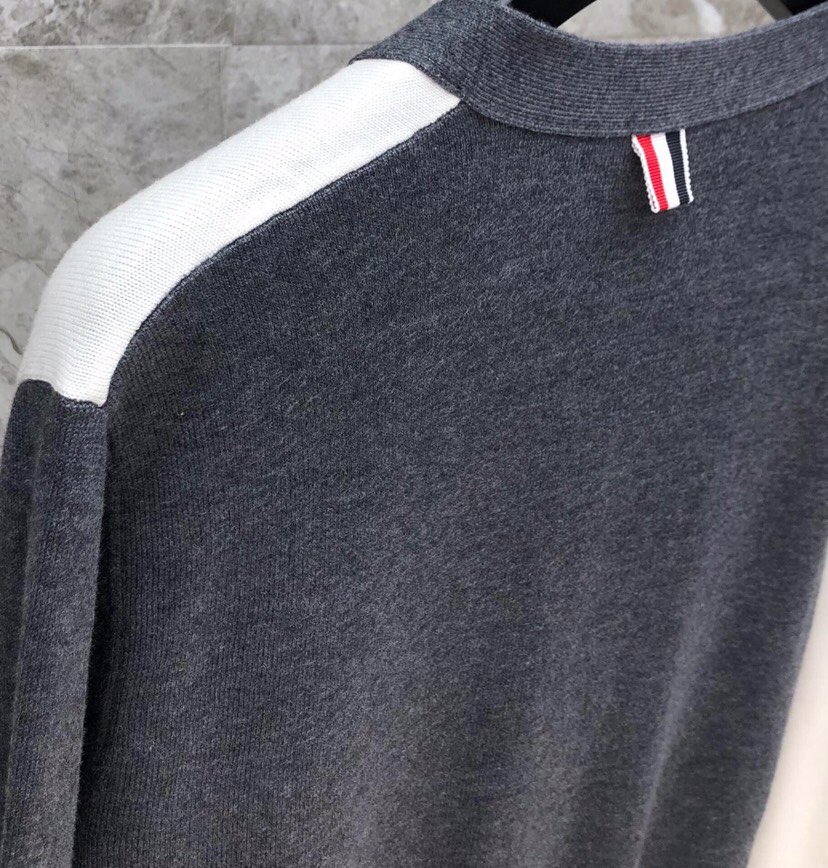 THOM BROWNE 汤姆布朗 TB\n双毛灰白拼色五扣开衫，男女同款情侣款\n码数：1-4 颜色：拼
