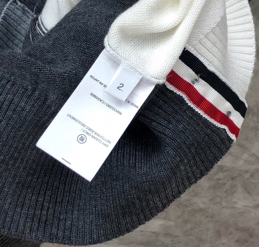 THOM BROWNE 汤姆布朗 TB\n双毛灰白拼色五扣开衫，男女同款情侣款\n码数：1-4 颜色：拼