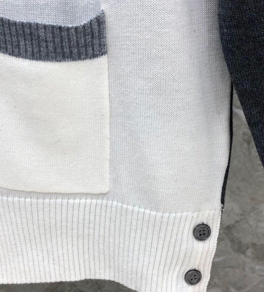 THOM BROWNE 汤姆布朗 TB\n双毛灰白拼色五扣开衫，男女同款情侣款\n码数：1-4 颜色：拼