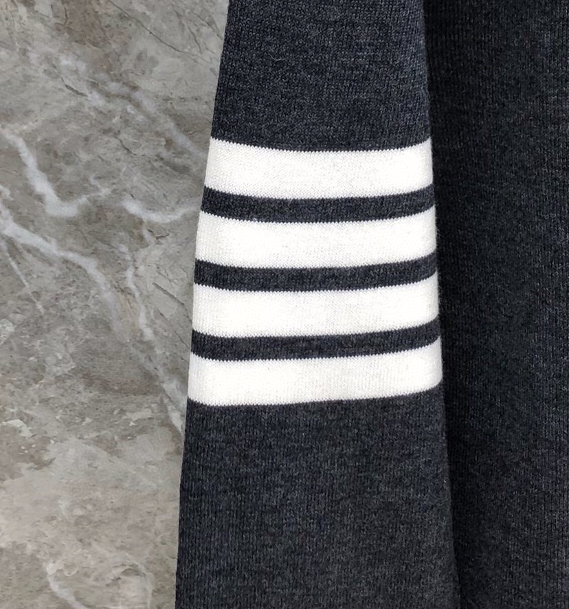 THOM BROWNE 汤姆布朗 TB\n双毛灰白拼色五扣开衫，男女同款情侣款\n码数：1-4 颜色：拼