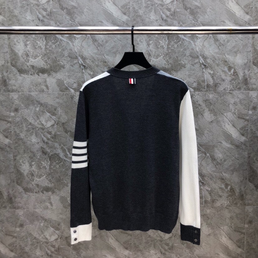THOM BROWNE 汤姆布朗 TB\n双毛灰白拼色五扣开衫，男女同款情侣款\n码数：1-4 颜色：拼