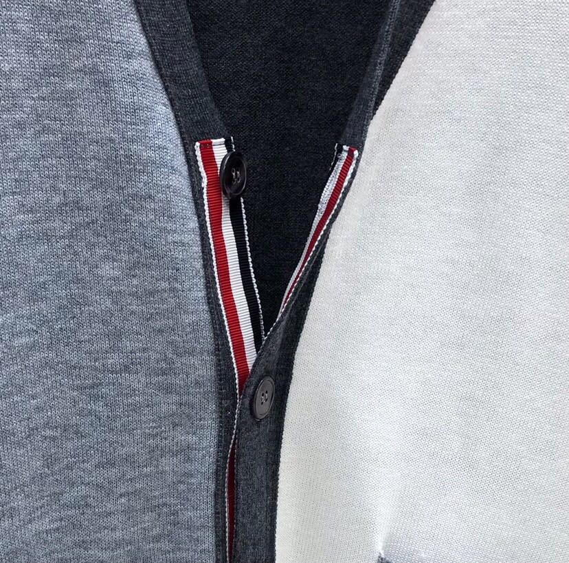 THOM BROWNE 汤姆布朗 TB\n双毛灰白拼色五扣开衫，男女同款情侣款\n码数：1-4 颜色：拼