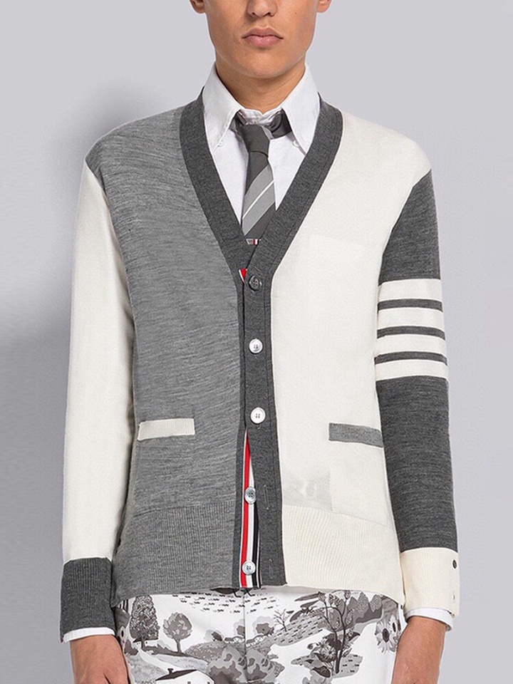 THOM BROWNE 汤姆布朗 TB\n双毛灰白拼色五扣开衫，男女同款情侣款\n码数：1-4 颜色：拼