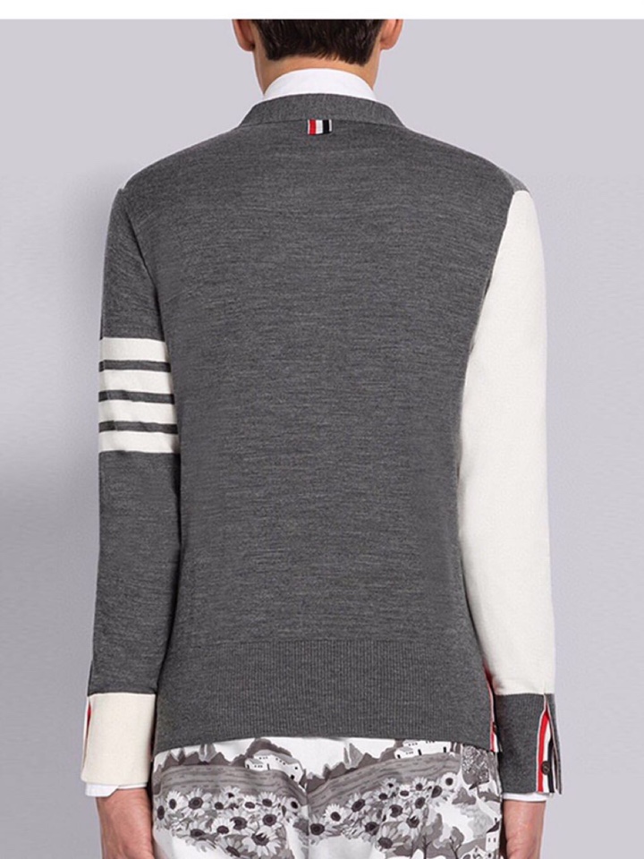 THOM BROWNE 汤姆布朗 TB\n双毛灰白拼色五扣开衫，男女同款情侣款\n码数：1-4 颜色：拼