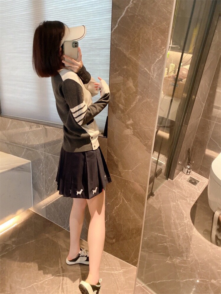 THOM BROWNE 汤姆布朗 TB\n双毛灰白拼色五扣开衫，男女同款情侣款\n码数：1-4 颜色：拼