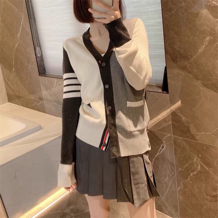 THOM BROWNE 汤姆布朗 TB\n双毛灰白拼色五扣开衫，男女同款情侣款\n码数：1-4 颜色：拼