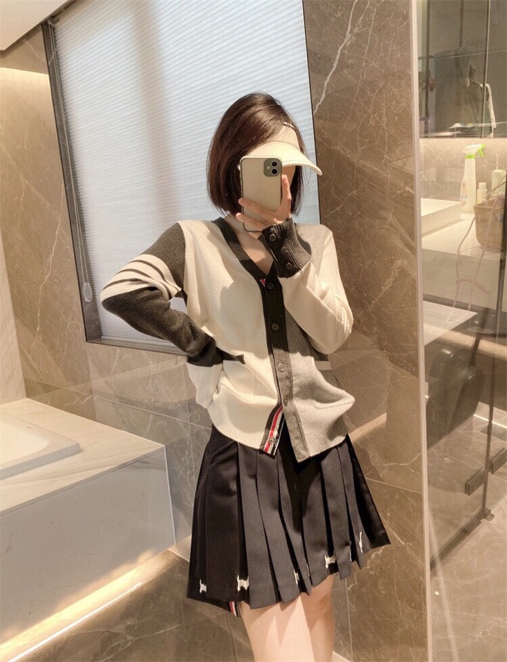 THOM BROWNE 汤姆布朗 TB\n双毛灰白拼色五扣开衫，男女同款情侣款\n码数：1-4 颜色：拼