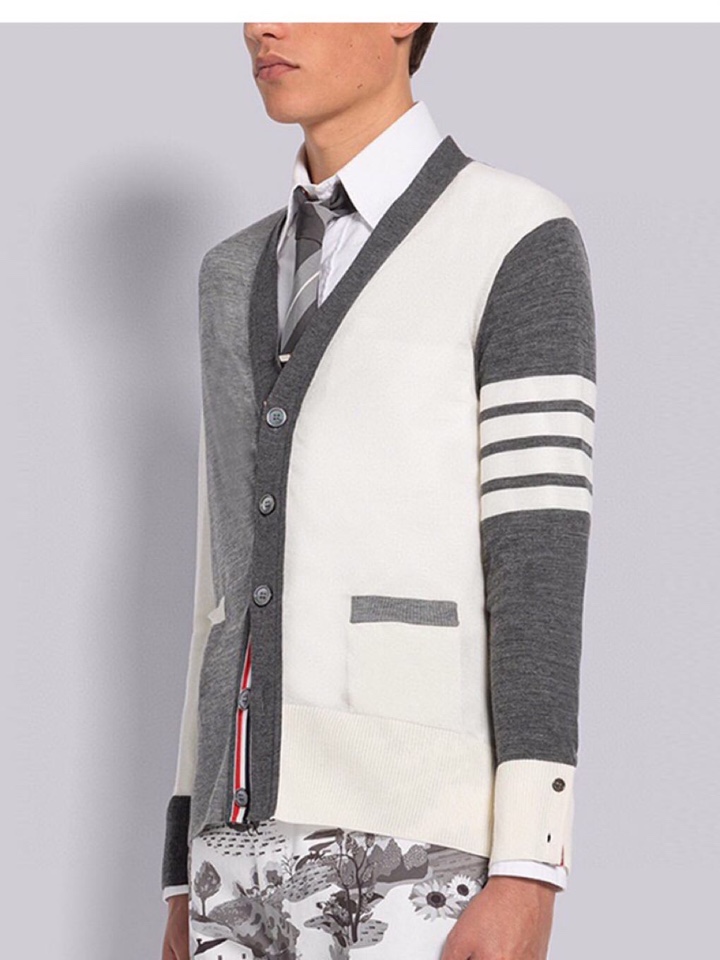 THOM BROWNE 汤姆布朗 TB\n双毛灰白拼色五扣开衫，男女同款情侣款\n码数：1-4 颜色：拼