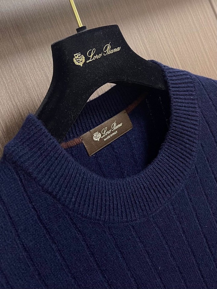 Loro Piana 诺悠翩雅lP🆕 新款圆领毛衣针织衫，针织面料质感上乘，触感柔软顺滑，亲肤性极佳，穿