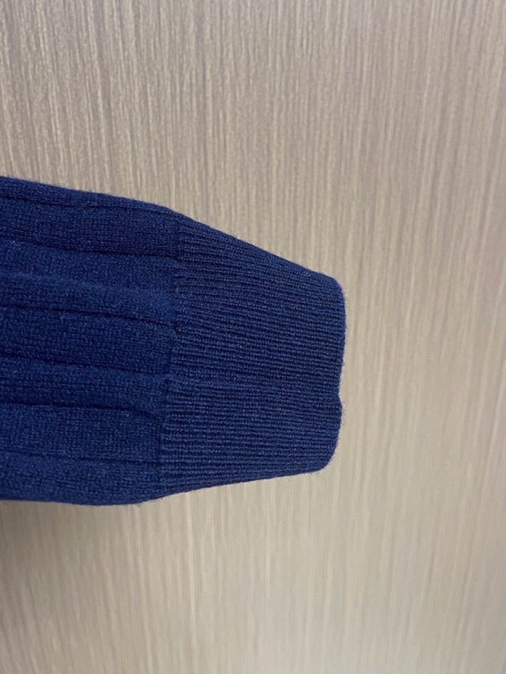 Loro Piana 诺悠翩雅lP🆕 新款圆领毛衣针织衫，针织面料质感上乘，触感柔软顺滑，亲肤性极佳，穿