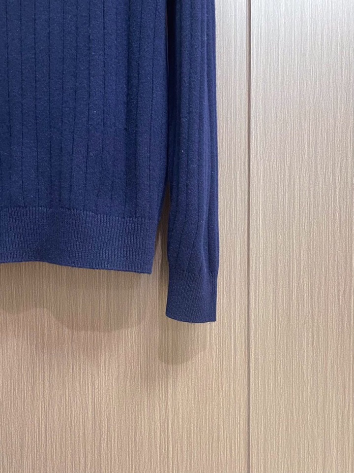 Loro Piana 诺悠翩雅lP🆕 新款圆领毛衣针织衫，针织面料质感上乘，触感柔软顺滑，亲肤性极佳，穿
