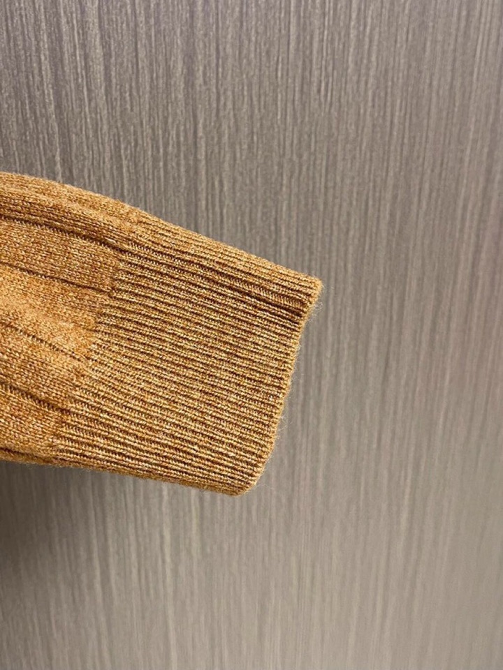 Loro Piana 诺悠翩雅lP🆕 新款圆领毛衣针织衫，针织面料质感上乘，触感柔软顺滑，亲肤性极佳，穿