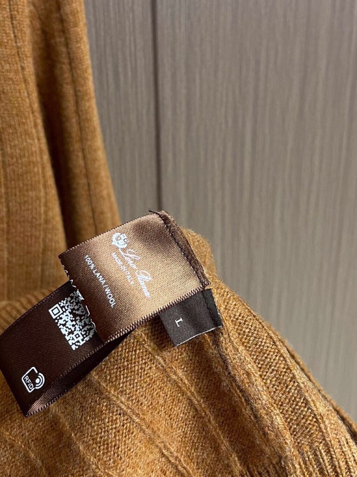 Loro Piana 诺悠翩雅lP🆕 新款圆领毛衣针织衫，针织面料质感上乘，触感柔软顺滑，亲肤性极佳，穿