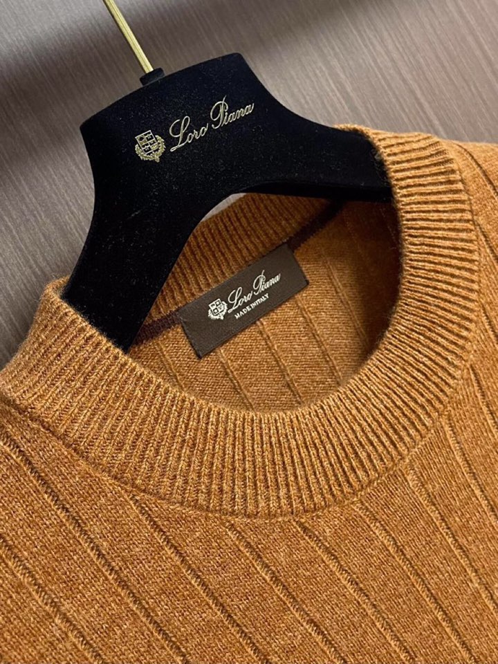 Loro Piana 诺悠翩雅lP🆕 新款圆领毛衣针织衫，针织面料质感上乘，触感柔软顺滑，亲肤性极佳，穿