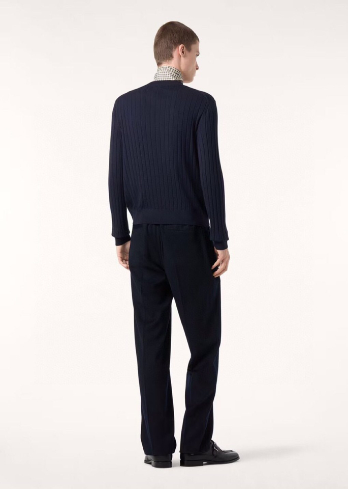 Loro Piana 诺悠翩雅lP🆕 新款圆领毛衣针织衫，针织面料质感上乘，触感柔软顺滑，亲肤性极佳，穿