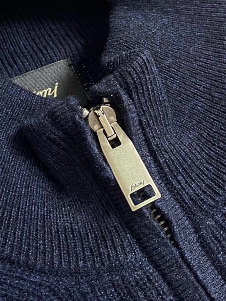 brioni 半拉链毛衣针织衫，男士半拉链立领针织衫，质感上新，暖意随行。精选羊毛面料，自带细腻柔软触感