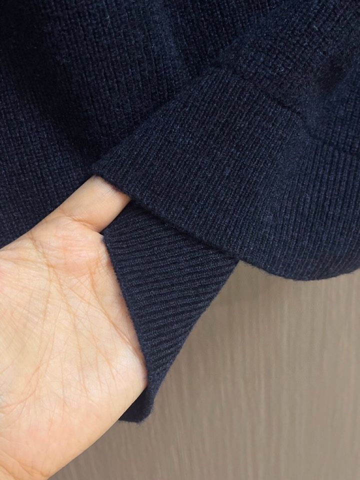 brioni 半拉链毛衣针织衫，男士半拉链立领针织衫，质感上新，暖意随行。精选羊毛面料，自带细腻柔软触感