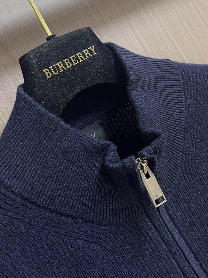 brioni 半拉链毛衣针织衫，男士半拉链立领针织衫，质感上新，暖意随行。精选羊毛面料，自带细腻柔软触感