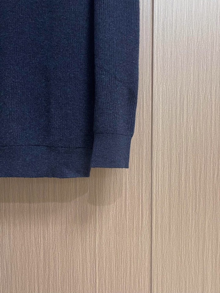 brioni 半拉链毛衣针织衫，男士半拉链立领针织衫，质感上新，暖意随行。精选羊毛面料，自带细腻柔软触感