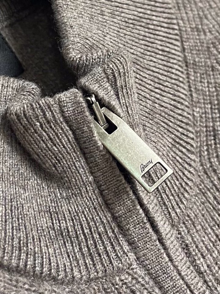 brioni 半拉链毛衣针织衫，男士半拉链立领针织衫，质感上新，暖意随行。精选羊毛面料，自带细腻柔软触感
