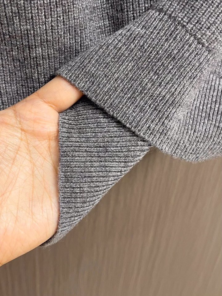 brioni 半拉链毛衣针织衫，男士半拉链立领针织衫，质感上新，暖意随行。精选羊毛面料，自带细腻柔软触感