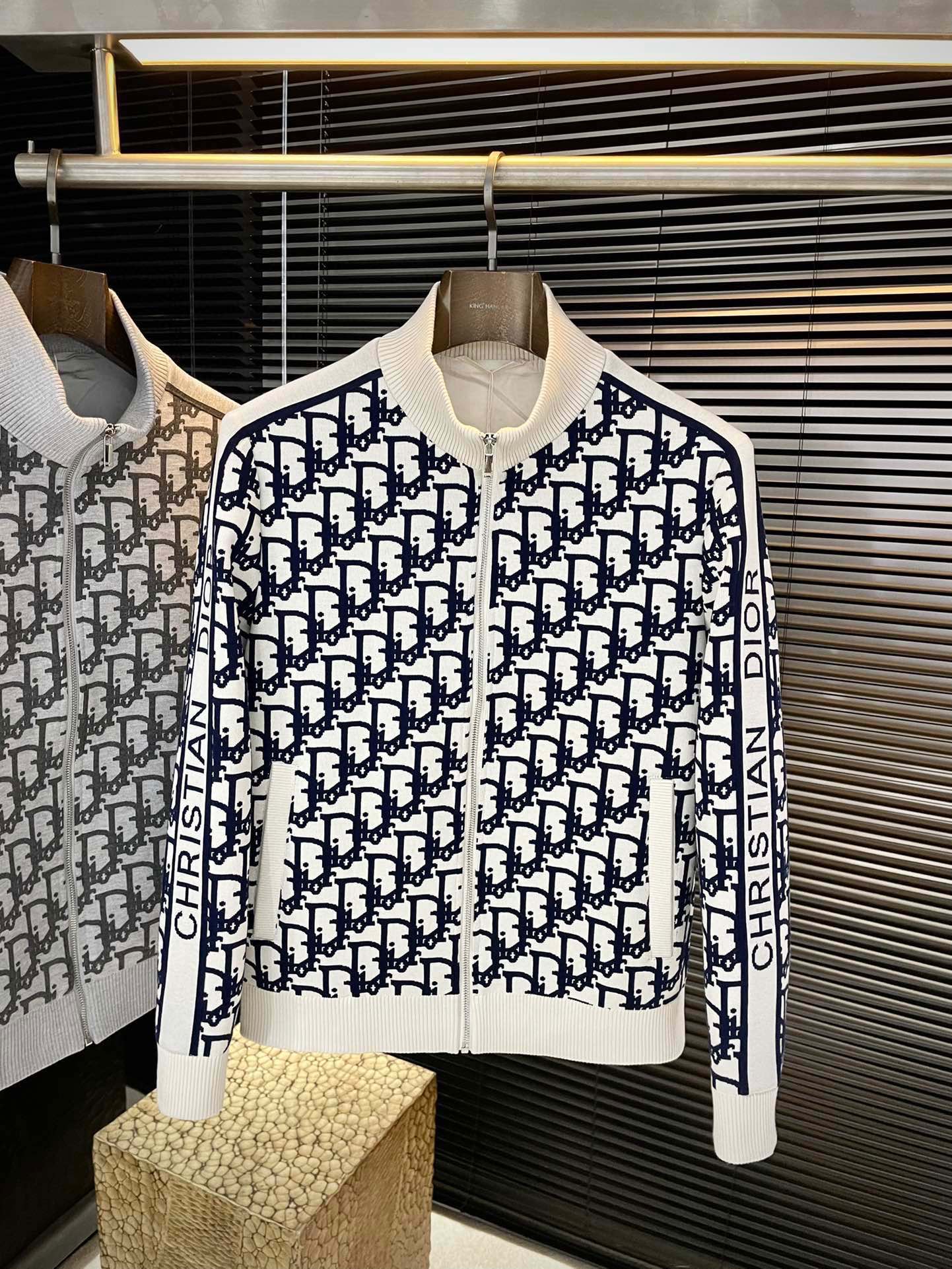 NO:681169,P Dio - Highly recommended!  New products for autumn and winter. Simple and elegant jacket. Imported original high-quality viscose fabric. The sag and luster are definitely refreshing. The simple design makes the style more youthful and energetic. The workmanship is neat and smooth. All hardware accessories are supplied by customers and have top logo accessories. At first glance, they are high-end fabrics. These fabrics are all custom-woven and are good products from regular large factories. There is nothing picky about them. This kind of jacket is for regular wear and is very practical. Size  M-3XL,,dior,dior,jackets & coats,jackets & coats,19860909P  Dio-（迪家）重磅推荐！秋冬季新品 简约大方夹克 进口原版高品质粘纤面料,垂度和光泽绝对是提气,简约设计 款式更显青春活力,车工走线整齐平整,所有五金附料都是客供带logo顶级配件 一看就是高档的面料 这种面料都是定织的 正规大厂途径出来的好货,无任何有挑剔的地方 这样的一件外套属于常备常穿的,实用性很强.尺码 M-3XL,,dior,dior,jackets & coats,jackets & coats,,Men's clothing