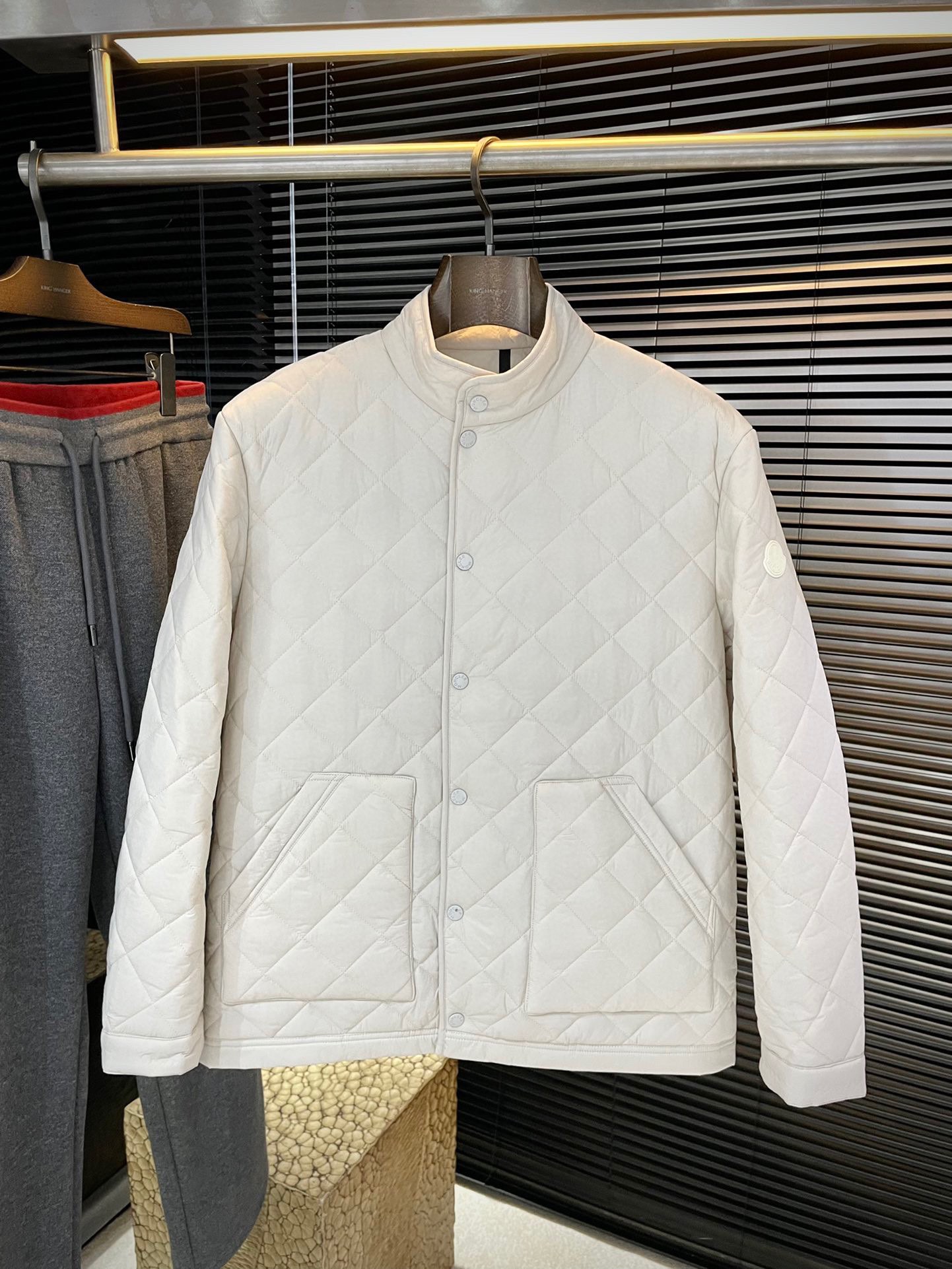 NO:681176,Highly recommended by P Monch! New autumn and winter products are on sale simultaneously on the official website. Simple and generous cotton jacket. Imported original high-quality polyester fiber fabric. The drape and luster are definitely refreshing. The placket design makes it more youthful and energetic. The workmanship is neat and smooth. All hardware accessories are supplied by customers and have top accessories with logo. At first glance, it is high-end fabrics. This fabric is custom-woven. It is a good product from a regular factory. There is nothing picky about it. This kind of jacket is for regular wear and is very practical. Color: black, blue, beige Sizes 1 2 3 4,,jackets & coats,jackets & coats,19860909P Monch（蒙家）重磅推荐！秋冬新品 官网同步发售 简约大方棉夹克 进口原版高品质聚脂纤维面料,垂度和光泽绝对是提气,门襟设计 更显青春活力,车工走线整齐平整,所有五金附料都是客供带logo顶级配件 一看就是高档的面料 这种面料都是定织的 正规大厂途径出来的好货,无任何有挑剔的地方 这样的一件外套属于常备常穿的,实用性很强.顏色 黑蓝色 米色 尺码 1 2 3 4,,jackets & coats,jackets & coats,,Men's clothing