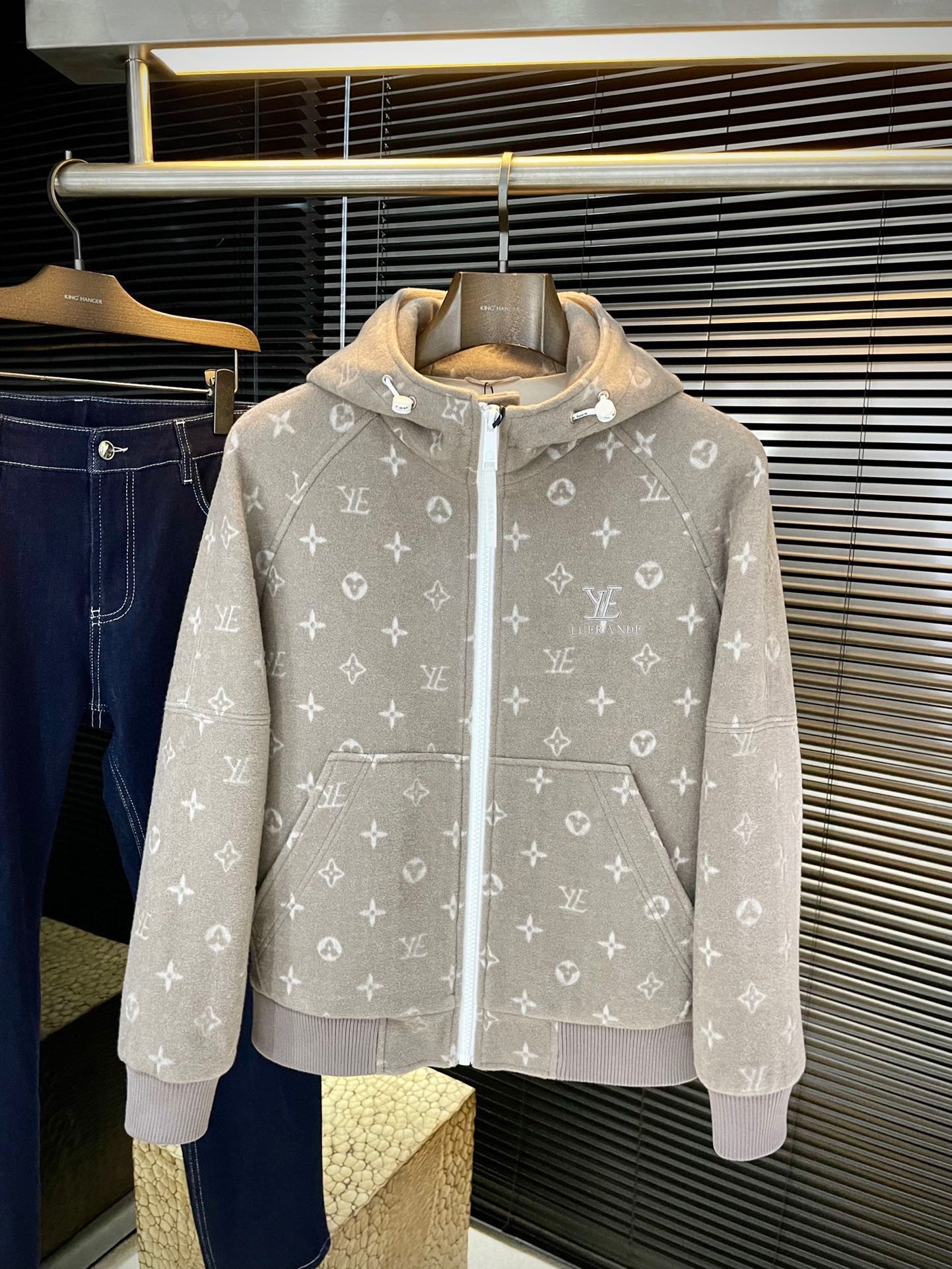 NO:681186,P LOUIS VU (Louis) highly recommended!  New autumn and winter products are on sale simultaneously on the official website. Simple and elegant jacket. Imported original high-quality wool acrylic fabric. The sag and luster are definitely uplifting. The placket design is more youthful and energetic. The workmanship is neat and smooth. All hardware accessories are supplied by customers and have top-quality logo accessories. At first glance, they are high-end fabrics. These fabrics are custom-woven. They are good products from regular manufacturers and there is nothing picky about them. This kind of jacket is for regular wear and is very practical. Size  48-56,,louis vuitton,louis vuitton,jackets & coats,jackets & coats,19860909P LOUIS VU（路易）重磅推荐！秋冬新品 官网同步发售 简约大方夹克 进口原版高品质羊毛晴纶面料,垂度和光泽绝对是提气,门襟设计 更显青春活力,车工走线整齐平整,所有五金附料都是客供带logo顶级配件 一看就是高档的面料 这种面料都是定织的 正规大厂途径出来的好货,无任何有挑剔的地方 这样的一件外套属于常备常穿的,实用性很强.尺码 48-56,,louis vuitton,louis vuitton,jackets & coats,jackets & coats,,Men's clothing