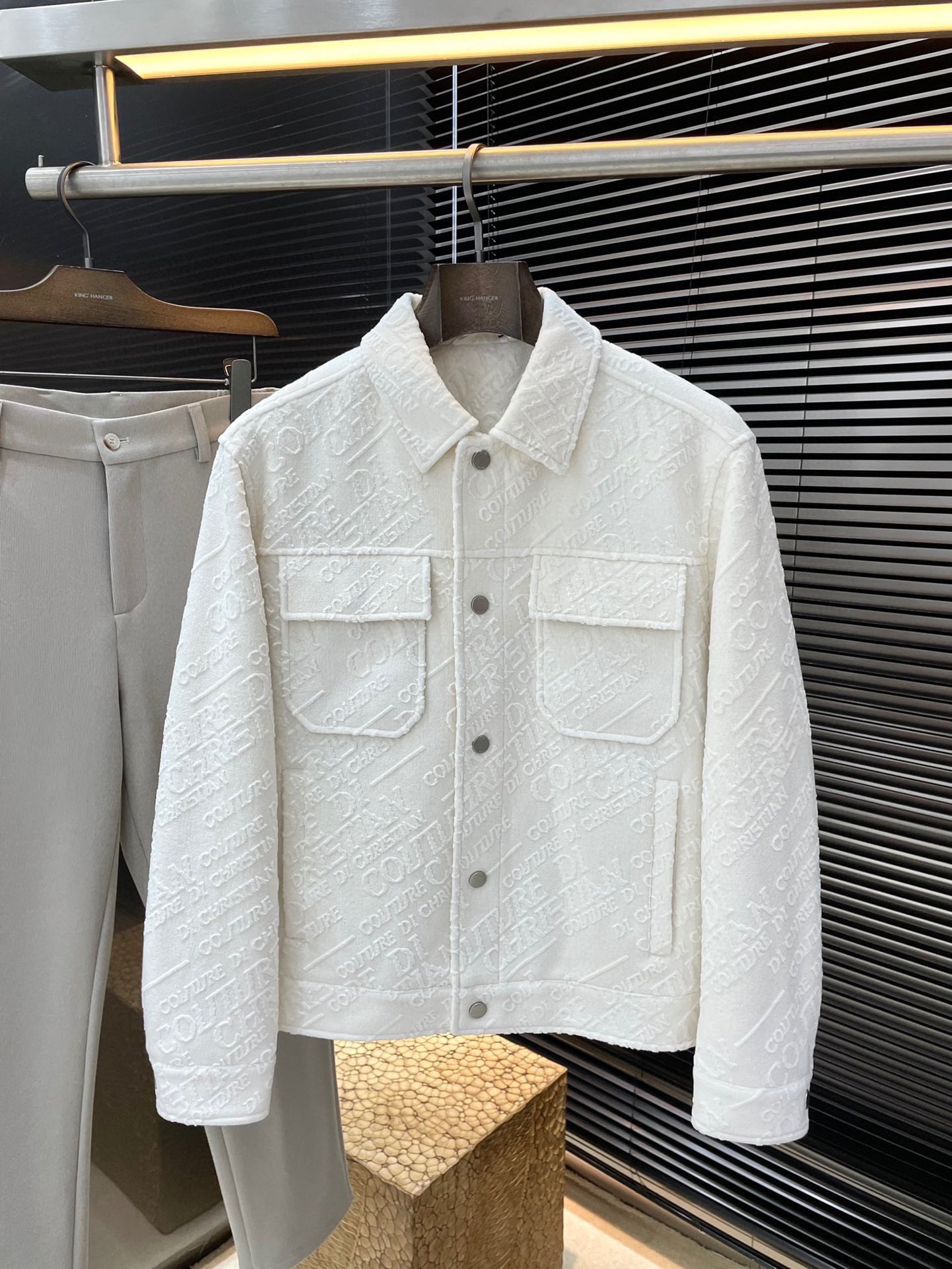 NO:681189,P Dio-(Dior) highly recommended!  New products for autumn and winter. Simple and elegant jacket. Imported original high-quality wool modal fabric. The sag and luster are definitely refreshing. The simple design makes the style more youthful and energetic. The workmanship is neat and smooth. All hardware accessories are supplied by customers and have top-level logo accessories. At first glance, they are high-end fabrics. These fabrics are all custom-woven. They are good products from regular large factories. There is nothing picky about them. This kind of jacket is for regular wear and is very practical. Size  M-3XL,,dior,dior,jackets & coats,jackets & coats,19860909P  Dio-（迪奥）重磅推荐！秋冬季新品 简约大方夹克 进口原版高品质羊毛莫代尔面料,垂度和光泽绝对是提气,简约设计 款式更显青春活力,车工走线整齐平整,所有五金附料都是客供带logo顶级配件 一看就是高档的面料 这种面料都是定织的 正规大厂途径出来的好货,无任何有挑剔的地方 这样的一件外套属于常备常穿的,实用性很强.尺码 M-3XL,,dior,dior,jackets & coats,jackets & coats,,Men's clothing