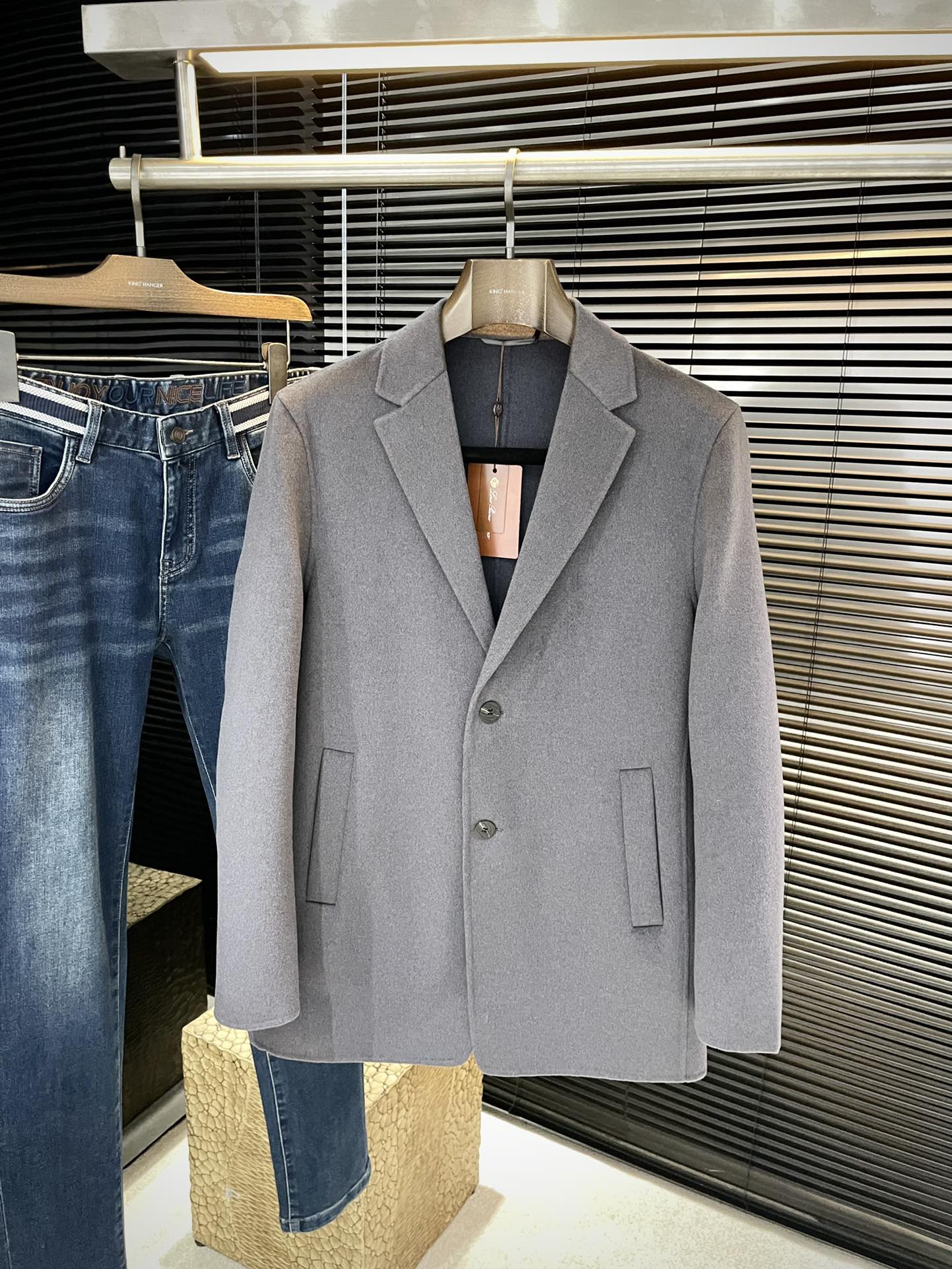 NO:681194,P LP (nuoyoupanya) is highly recommended!  New products for autumn and winter. Simple and generous wool coat. Imported original high-quality sheep wool fabric. The sag and luster are definitely refreshing. The simple design makes the style more youthful and energetic. The workmanship is neat and smooth. All hardware accessories are supplied by customers and have top-quality logo accessories. At first glance, they are high-end fabrics. These fabrics are all custom-woven. They are good products from regular large factories and there is nothing picky about them. This kind of coat is for regular wear and is very practical. Size M-3XL  Next day shipping, loro piana, jackets & coats,19860909P  LP（诺悠翩雅）重磅推荐！秋冬季新品 简约大方羊毛大衣 进口原版高品质绵羊毛面料,垂度和光泽绝对是提气,简约设计 款式更显青春活力,车工走线整齐平整,所有五金附料都是客供带logo顶级配件 一看就是高档的面料 这种面料都是定织的 正规大厂途径出来的好货,无任何有挑剔的地方 这样的一件外套属于常备常穿的,实用性很强.尺码 M-3XL 隔天出货,,loro piana,jackets & coats,,Men's clothing