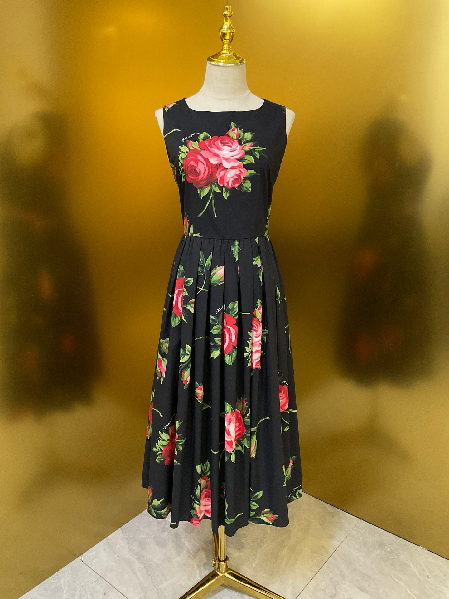 NO:816875,DG new black bottom rose cotton belted vest full dress smlxlxxl 210 styles, Dolce & Gabbana-clothing, Dolce&Gabbana, skirts,19860909DG 新款黑底玫瑰棉布系腰带背心大摆连衣裙smlxlxxl 210款,杜嘉班纳-服装,Dolce&Gabbana,skirts,,Women's clothing