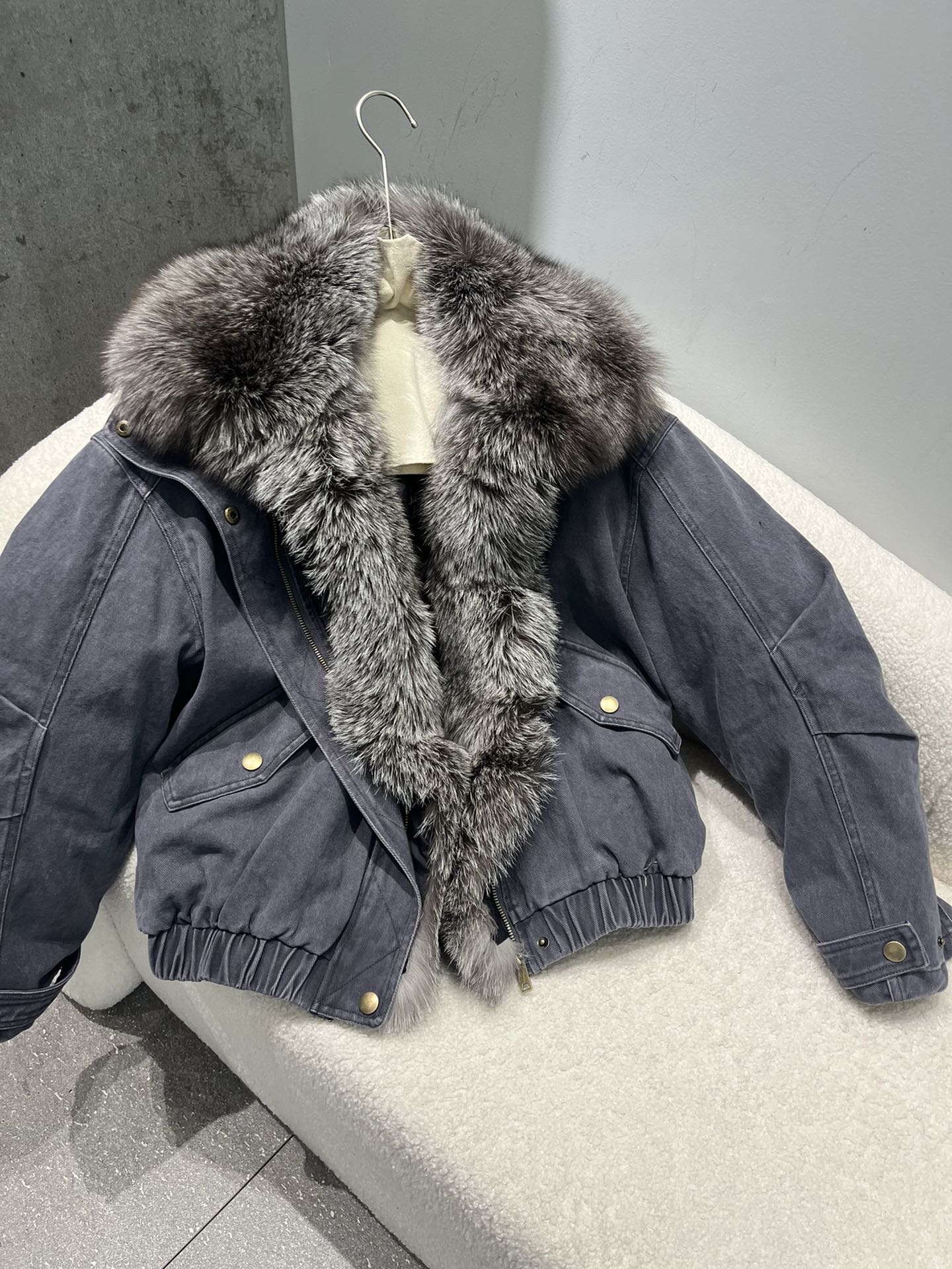 NO:677624,Gray M L, loose version, ready stock. Washed cotton shell, can be worn alone in spring and autumn, natural silver fox fur., women's clothing,19860909灰色M L,宽松版,现货.水洗棉布外壳,春秋可以单穿,天然银狐毛.,女装,,Women's clothing
