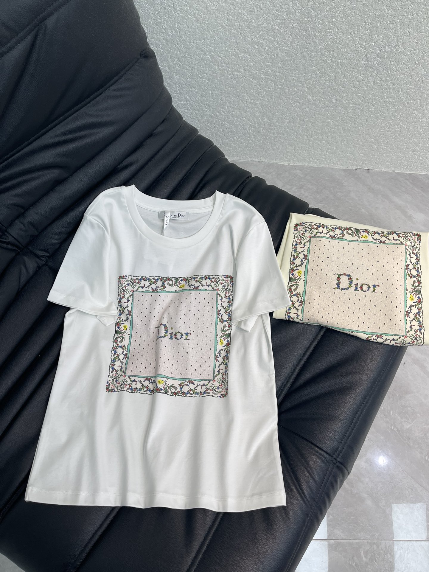NO:685869,Dior 2026 early spring new product printed short-sleeved T-shirt!  Imported pure cotton fabric!  Place an order quickly!  Running price AA,,dior,T-shirt,tees,t-shirt,19860909Dior 2026早春新品 印花短袖T恤！进口纯棉面料！ 快快报单！跑量价 AA,,dior,T-shirt,tees，t-shirt,,Women's clothing