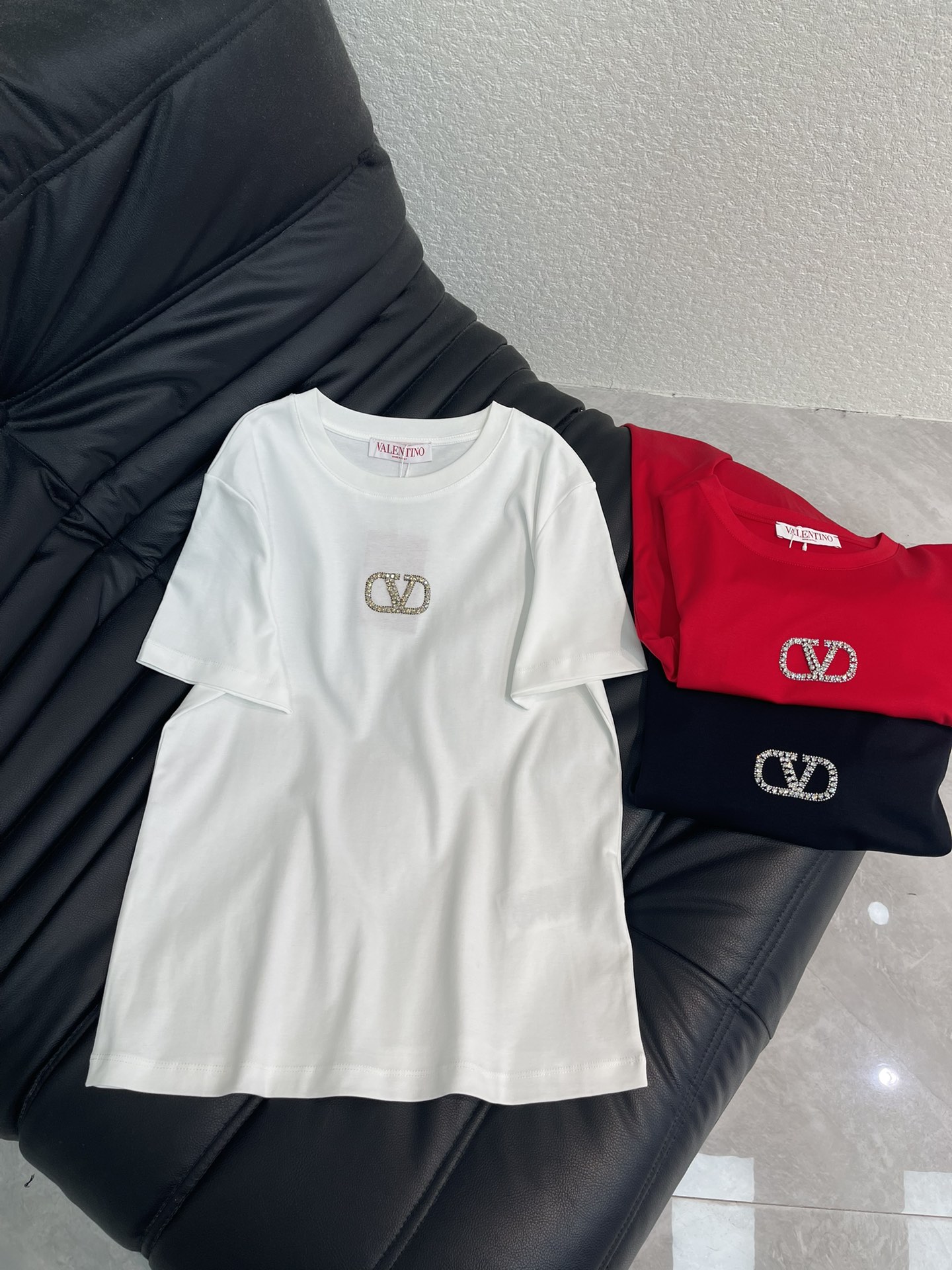 NO:685876,Valentin* round neck beaded and rhinestone logo. Customized YB mercerized cotton material, breathable and comfortable, full of texture. Regular short-sleeved shirt cut, processed by embroidery process, with beaded zircon rhinestones to outline the letter V logo decoration. Clear layers, versatile in black, white and red, daily matching, fashionable and western style. Black and white red SML,, T-shirt,19860909Valentin*圆领钉珠水钻徽标 定制YB丝光全棉材质,透气舒适,质感十足,常规短袖恤剪裁,利用刺绣工艺处理,配合钉珠锆石水钻,勾勒出字母V字徽标装饰,层次分明,百搭黑白红三色,日常搭配,时尚洋气.黑白红 SML,,T-shirt,,Women's clothing