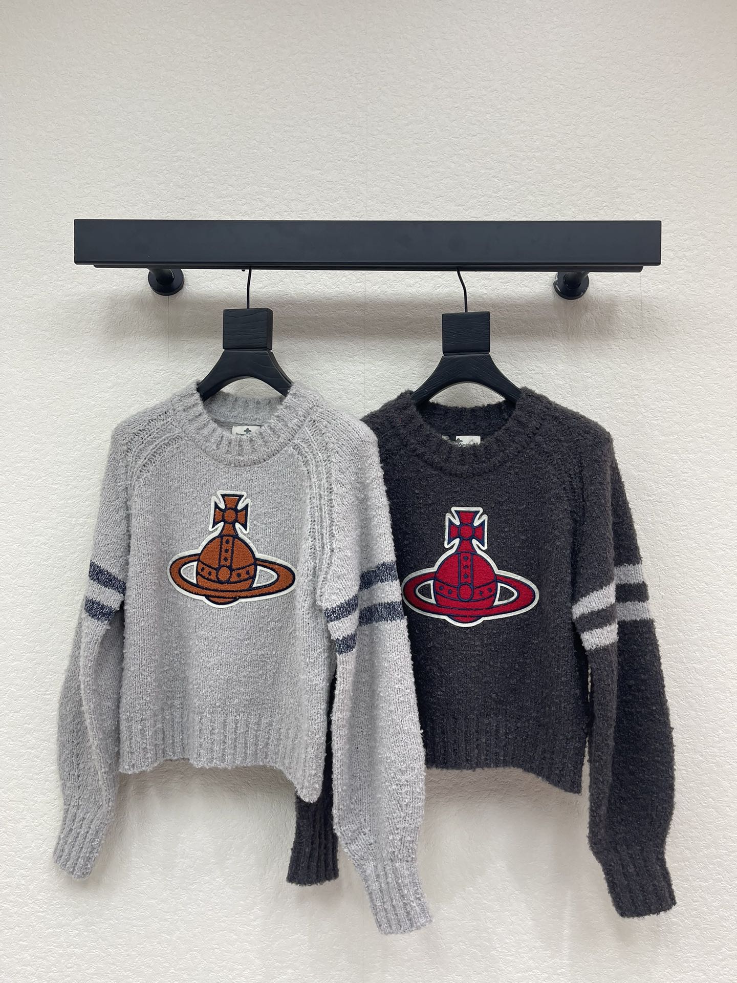 NO:685872,Vivie*e Wes*wood West Queen Mother 2026FW limited series knitted sweater 0 The two color systems collide to create a strong visual tension. The jacquard pattern on the body, combined with striped decoration, adds a smart level of detail to the whole. The blue-brown striped texture at the cuffs echoes the body pattern, making the design elements more coherent. SML,,sweaters,19860909Vivie*e Wes*wood西 太后2026FW限定系列针织毛衣0两种色系碰撞出强烈的视觉张力.衣身提花图案,搭配条纹装饰,为整体增添了灵动的细节层次,袖口处的蓝棕条纹织纹与衣身图案形成呼应,让设计元素更具连贯性.SML,,sweaters,,Women's clothing