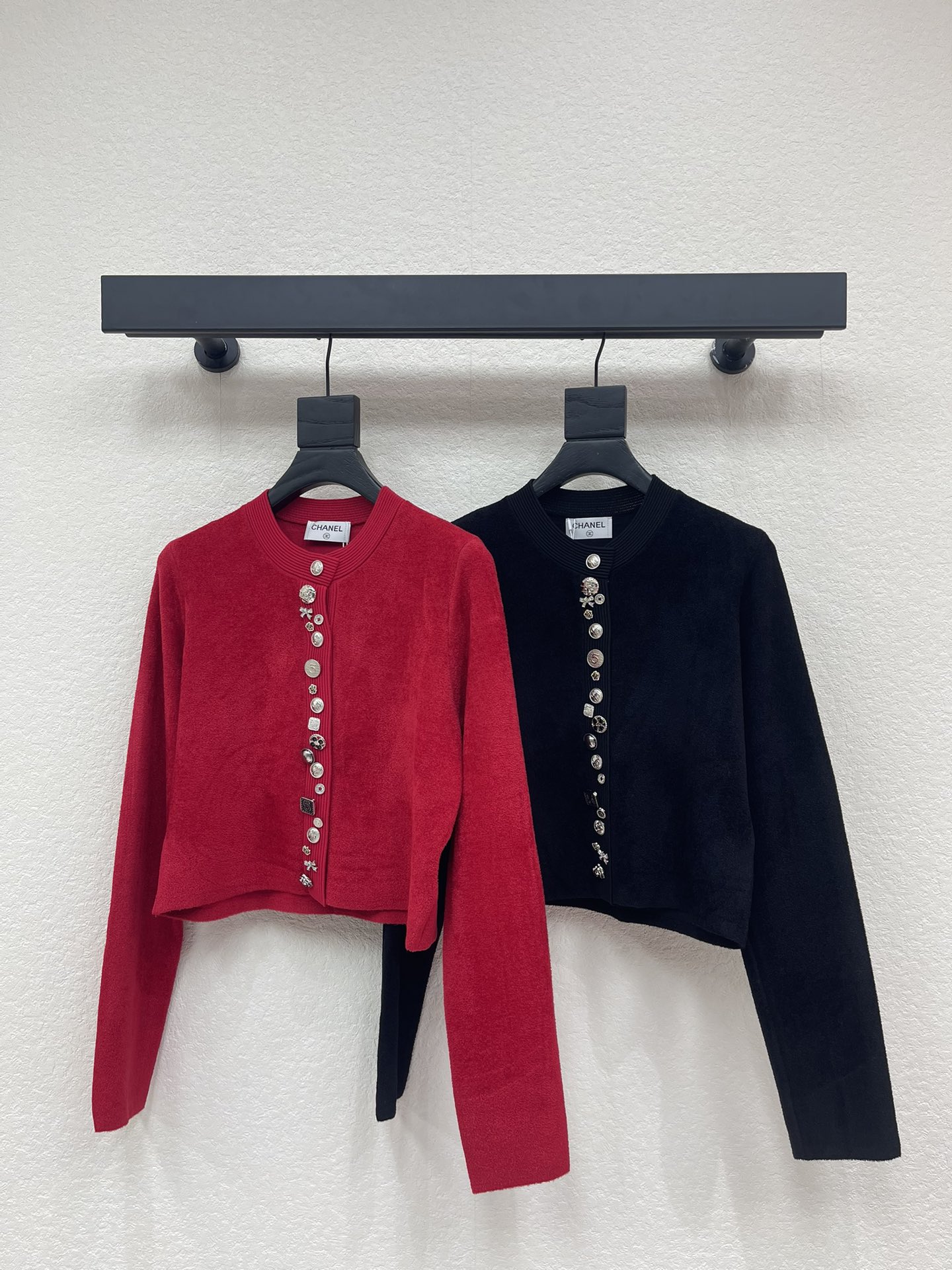 NO:686684,CHANE*26 new early spring round neck knitted long-sleeved cardigan!  Made of custom wool knitted material, soft and comfortable, high-quality round neck knitted cardigan tailoring, front door button customized with various shapes of buttons, high-end and fashionable, short slim fit, hot girl with a well-dressed upper body!  SML,,chanel,19860909CHANE*26早春新款圆领针织长袖开衫！定制羊毛针织材质织造 柔软舒适 质感高级圆领针织开衫剪裁 前襟门扣定制多种形状纽扣设计 高级时髦 短款修身版型 上身妥妥的辣妹！SML,,chanel,,Women's clothing