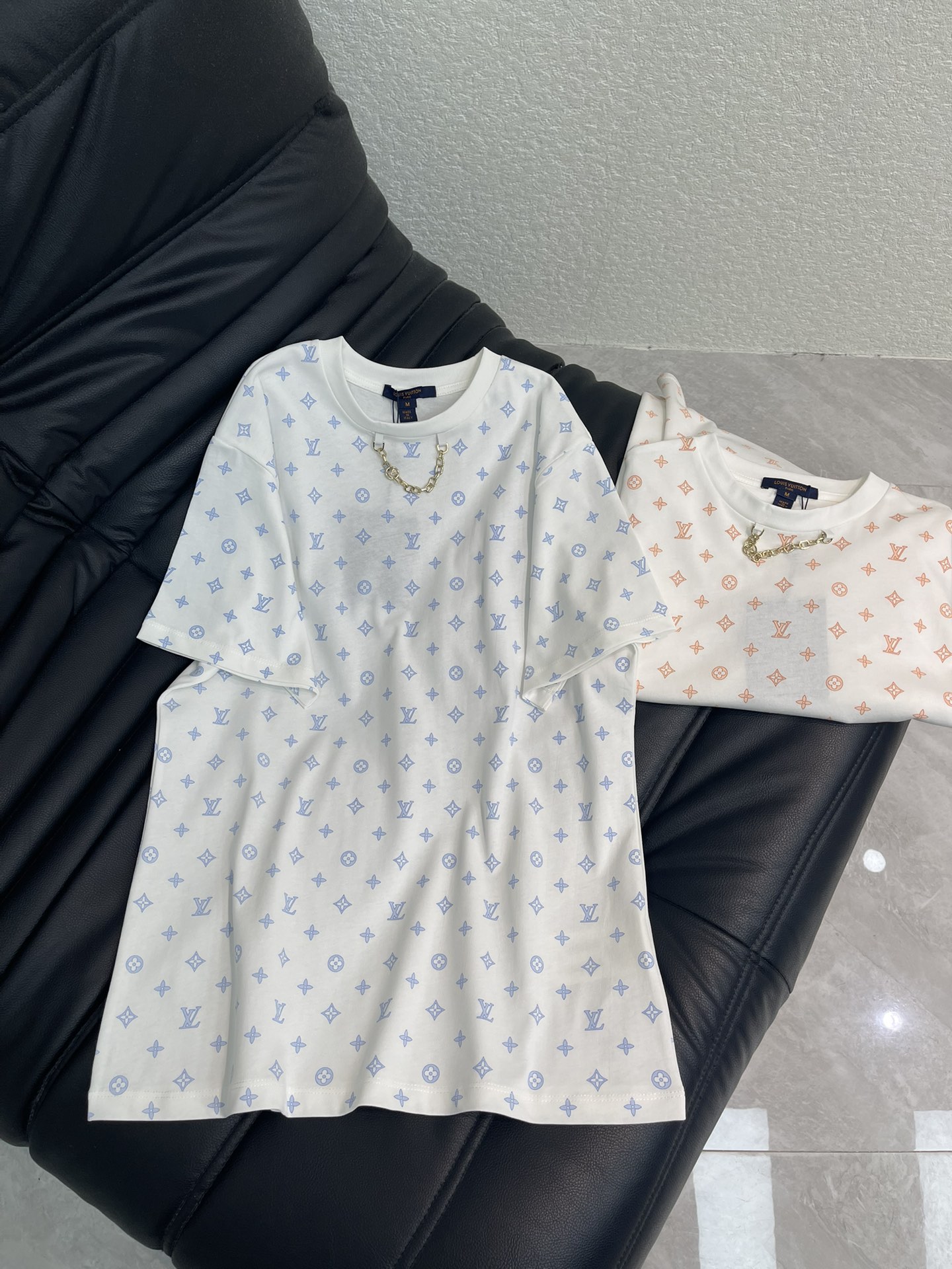 NO:686702,Louis  Vuitto*26 new spring and summer round neck printed chain short-sleeved T-shirt. Customized YB mercerized cotton material, breathable and comfortable, full of texture, regular short-sleeved T-shirt cut to highlight the brand style, made of heavyweight pure cotton, slightly stretchy.  It presents a slimming visual effect. The neckline is highlighted by white threaded edges with a metal letter chain chain. Four-leaf clover letters are printed all over the body. The whole body is white with coral orange or sky blue jacquard. It adds a youthful atmosphere and makes it look stylish when worn alone. SML  A,,louis vuitton,T-shirt,tees,t-shirt,19860909Louis Vuitto*26春夏新款圆领印花链条短袖T恤.定制YB丝光全棉材质,透气舒适,质感十足,常规短袖T恤裁剪,凸显品牌格调,采用克重纯棉制成,略带有弹力,呈现显瘦视觉效果,领口以金属字母标链条白色螺纹包边作设计亮点,大身满印四叶草字母,通体白色底色珊瑚橘或天蓝色提花,青春气氛骤增,单穿内搭都出彩时髦.SML A,,louis vuitton,T-shirt,tees，t-shirt,,Women's clothing