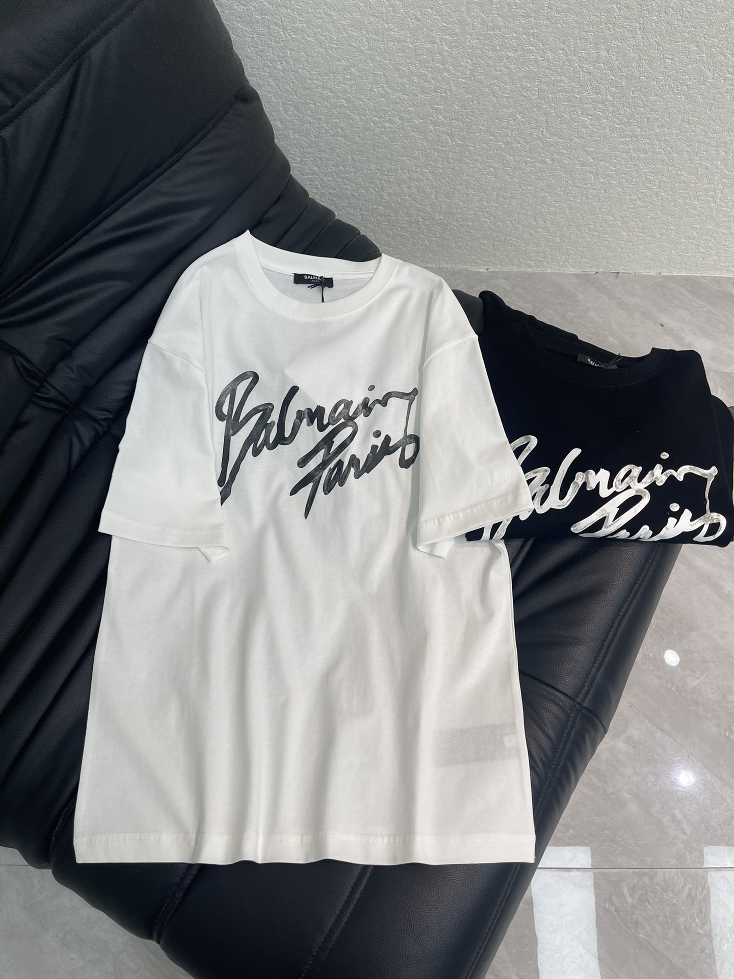 NO:687637,Balenciag*26 new spring and summer distressed letter printed short-sleeved T-shirt. Pure cotton fabric. High-density fashionable sports style. Every daily wear. Playful and age-reducing design elements full of vitality. High quality. Size SML A,,balenciaga,T-shirt,tees,t-shirt,19860909Balenciag*26春夏新款做旧字母印花短袖T恤 纯棉面料 高密度时髦运动风 每个日常的穿搭 俏皮减龄充满元气的设计元素 高品质 尺码SML A,,balenciaga,T-shirt,tees，t-shirt,,Women's clothing