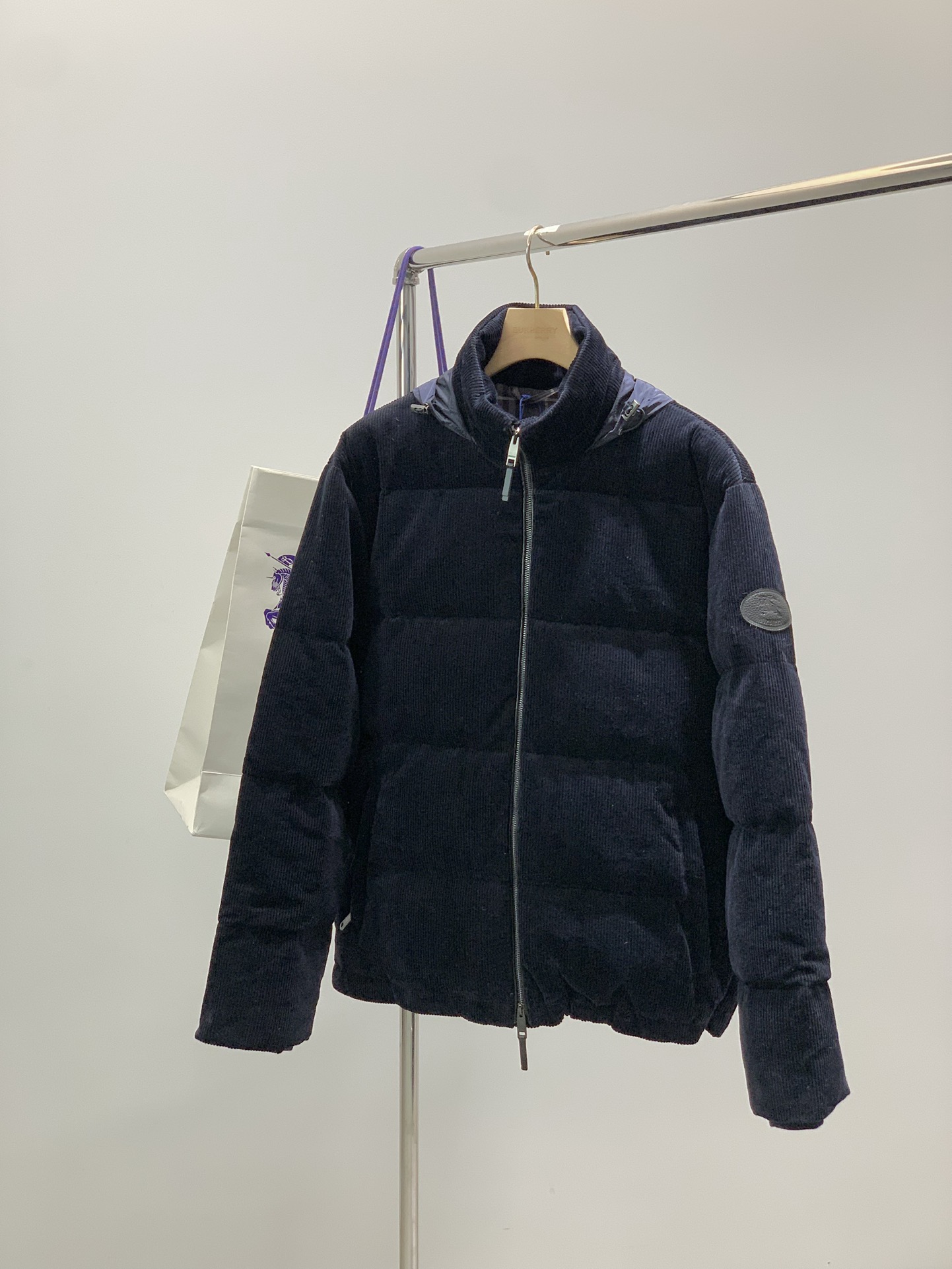 NO:682873,, Burberry, 2025 winter latest products, available at counters simultaneously, original goods, fashionable casual down jacket, imported original fabrics, upper body comfortable and breathable, top-grade laminated craftsmanship letter pattern decorative logo, original hardware accessories decoration, extremely high grade, comfortable and versatile, handsome upper body, size S-XL,, burberry, burberry, down jacket,19860909,Burberry 巴宝莉,2025冬季最新品,专柜同步有售,原单狠货,时尚休闲羽绒服,进口原版面料,上身舒适透气,顶级压胶工艺字母图案装饰logo,原版五金辅料装饰,档次极高,舒适百搭,上身帅气十足,码数Ｓ－XL,,burberry,burberry,down jacket,,Men's clothing