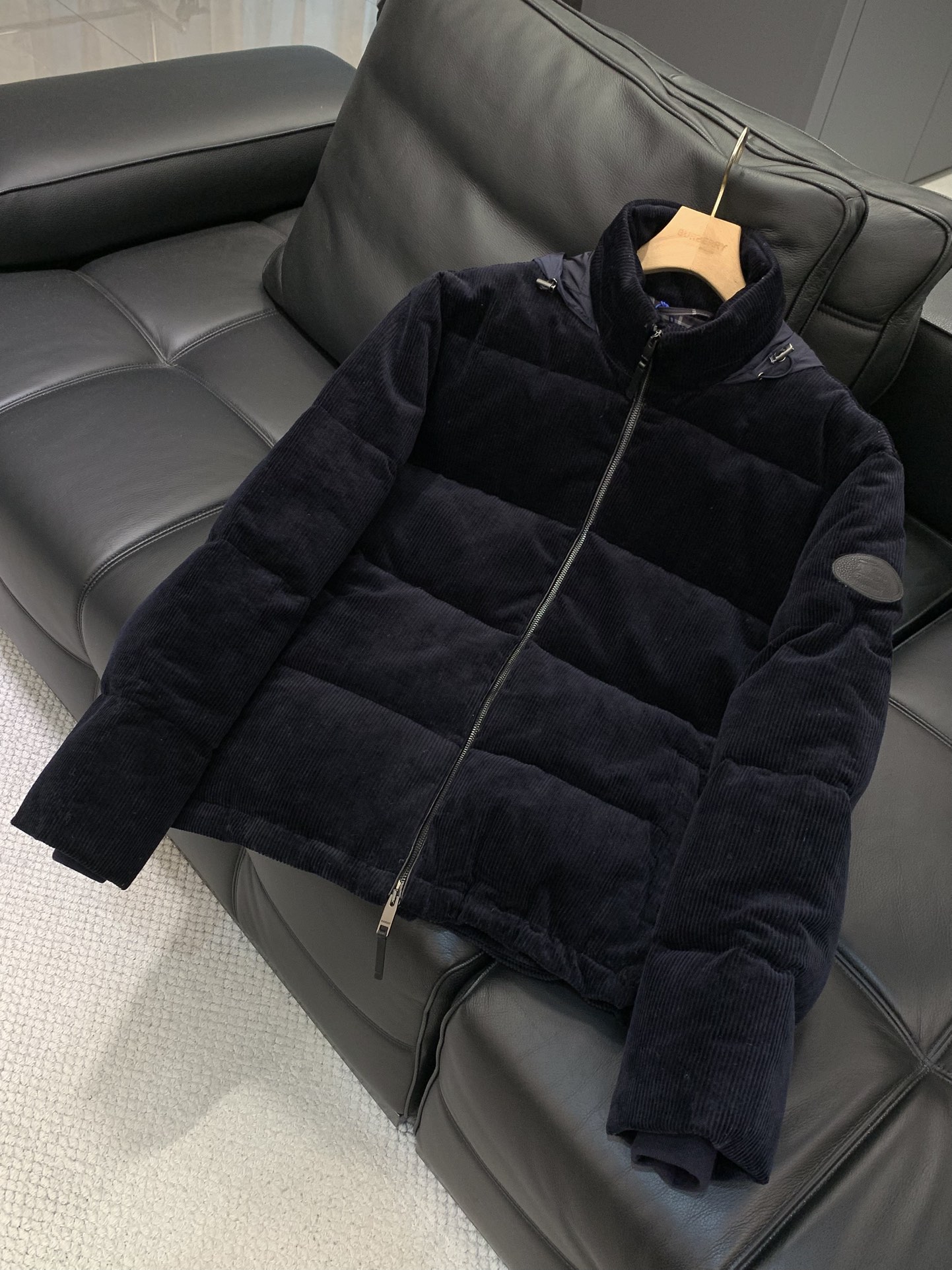 ，Burberry 巴宝莉，2025冬季最新品，专柜同步有售，原单狠货，时尚休闲羽绒服，进口原版面料，上