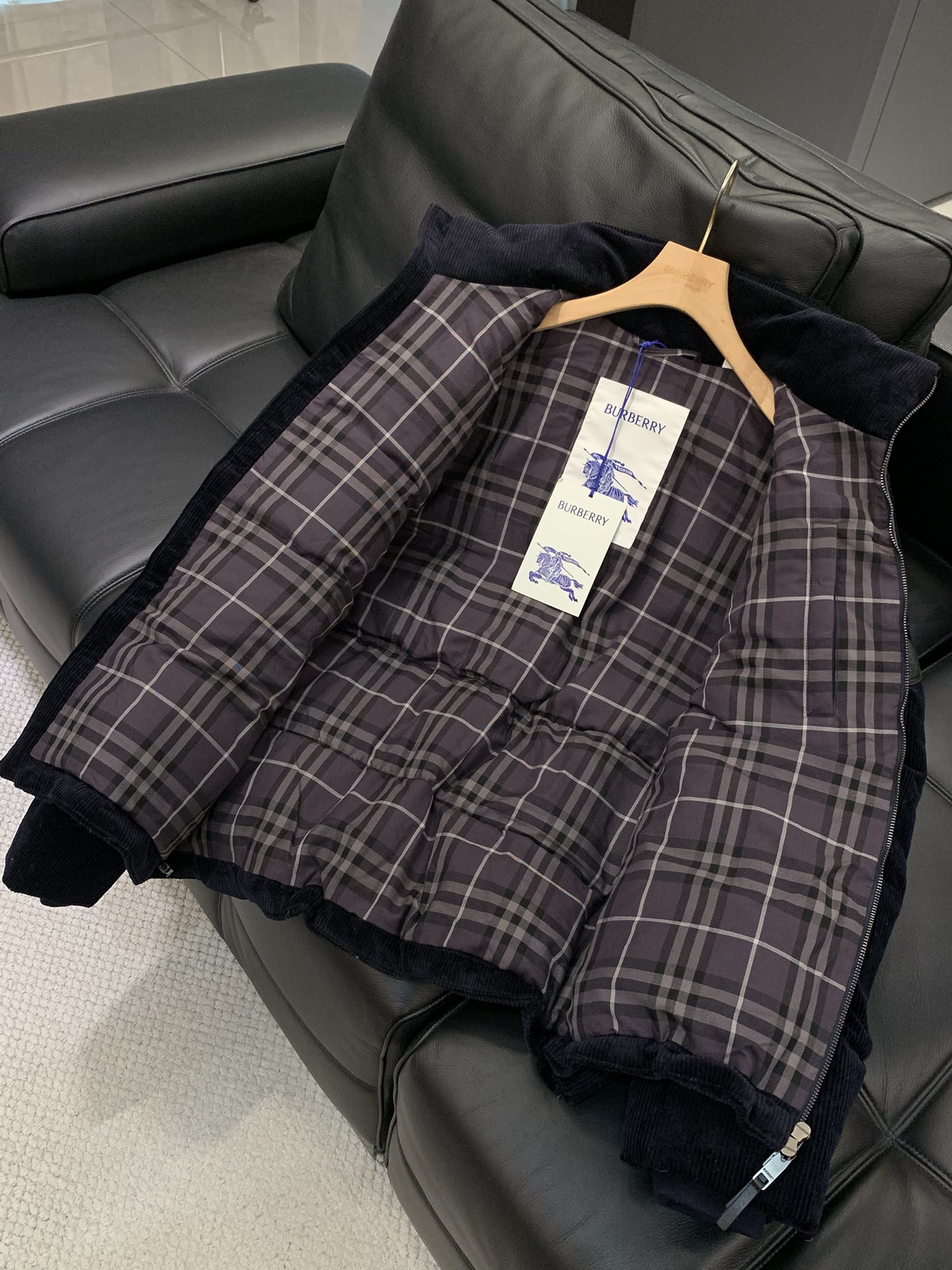 ，Burberry 巴宝莉，2025冬季最新品，专柜同步有售，原单狠货，时尚休闲羽绒服，进口原版面料，上