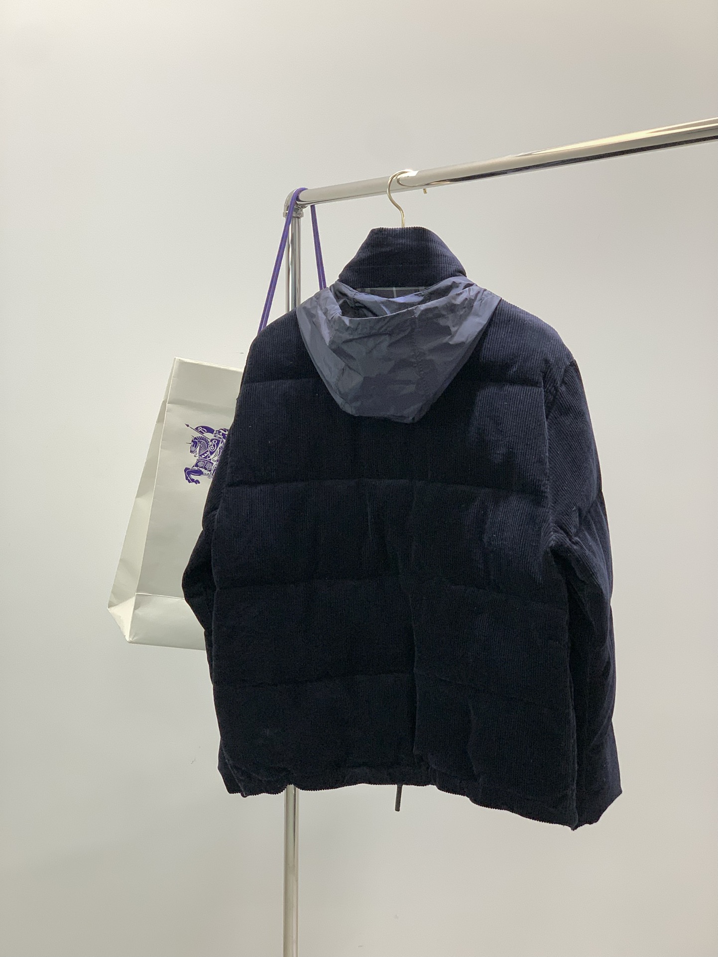 ，Burberry 巴宝莉，2025冬季最新品，专柜同步有售，原单狠货，时尚休闲羽绒服，进口原版面料，上