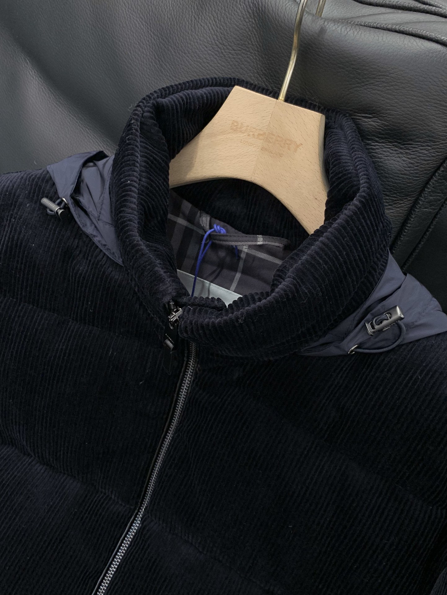 ，Burberry 巴宝莉，2025冬季最新品，专柜同步有售，原单狠货，时尚休闲羽绒服，进口原版面料，上